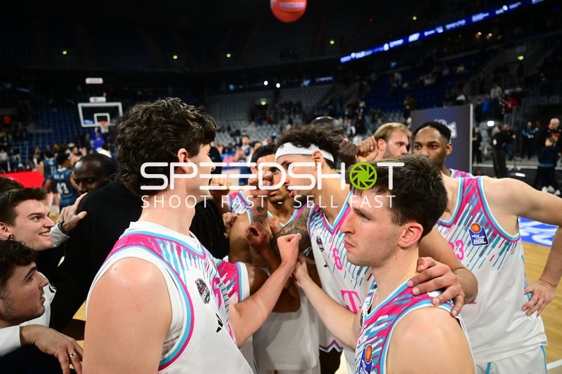 Szene mit Jeff Garrett Jr. (4; Telekom Baskets Bonn) und Michael Kessens (6; Telekom Baskets Bonn)