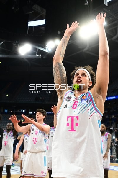 Michael Kessens (6; Telekom Baskets Bonn) in Aktion