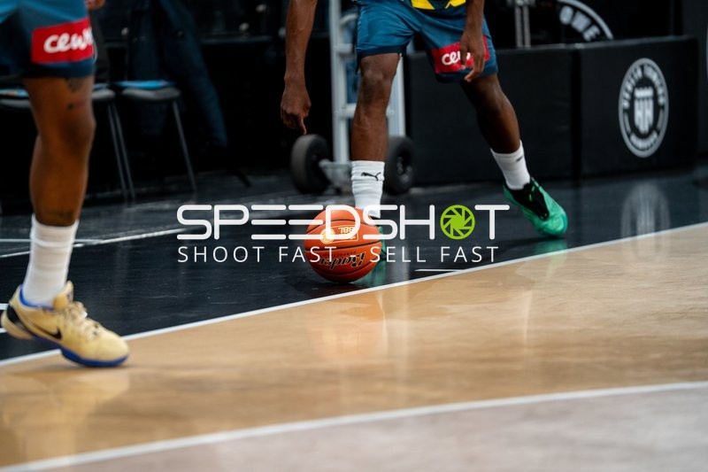 Basketball-Szene mit Ball am Spielfeld