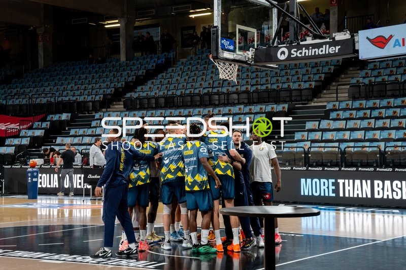 Szene mit Brian Fobbs (4; EWE Baskets Oldenburg), Kyle Lofton (0; EWE Baskets Oldenburg) und Franjo Borchers (998; EWE Baskets Oldenburg)