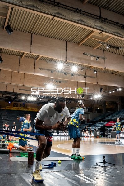 Basketball-Szene mit Aufwärmübungen