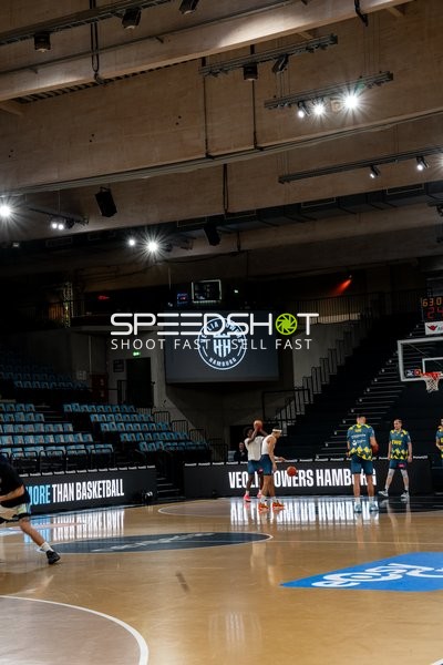 Basketball-Szene mit Spielern auf dem Spielfeld