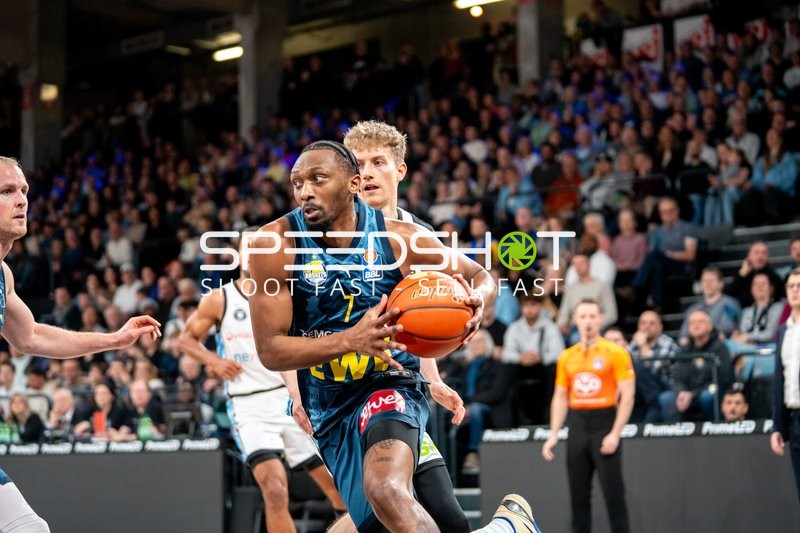 Dakarai Tucker (7; EWE Baskets Oldenburg) mit Ball