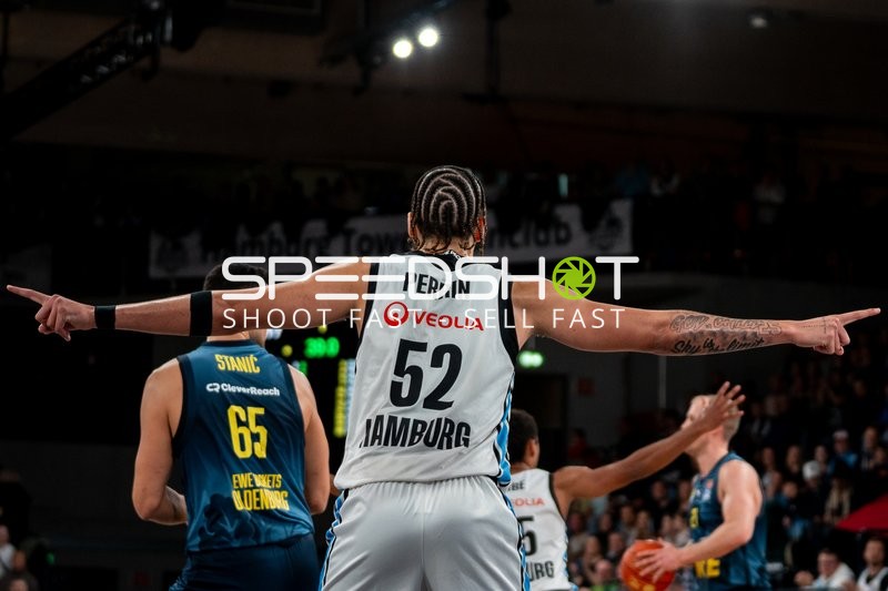 Spielaktion mit Zacharie Perrin (52; Veolia Towers Hamburg) und Filip Stanic (65; EWE Baskets Oldenburg)