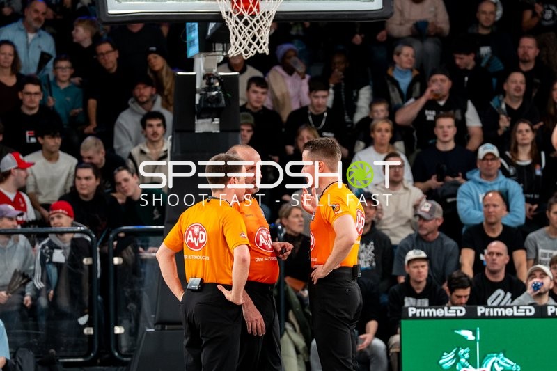 Schiedsrichter-Diskussion in der Arena