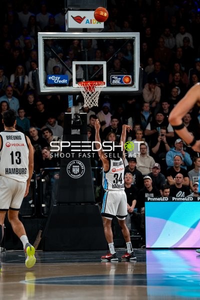 Ross Williams (34; Veolia Towers Hamburg) mit Wurf zum Korb