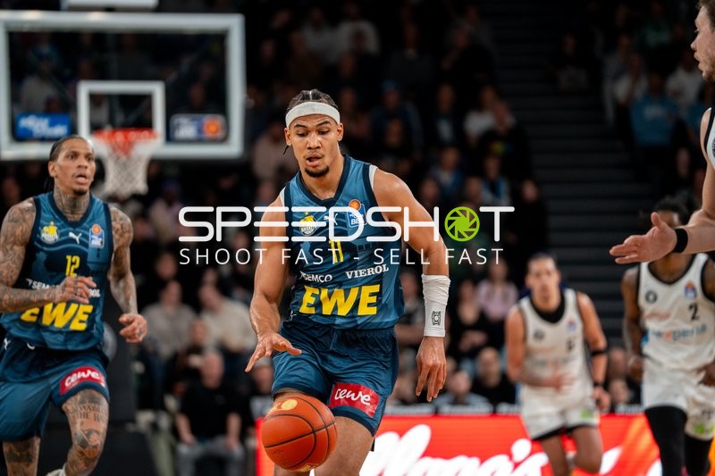 Nicholas Tischler (11; EWE Baskets Oldenburg) und Michale Kyser (12; EWE Baskets Oldenburg) in Aktion