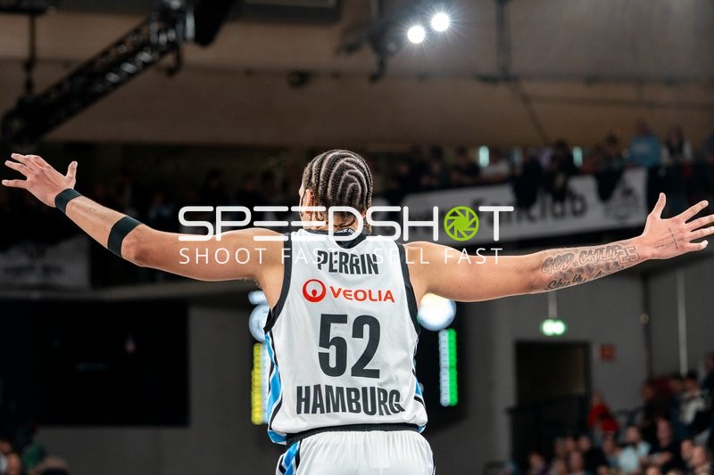 Zacharie Perrin (52; Veolia Towers Hamburg) am Spielfeldrand