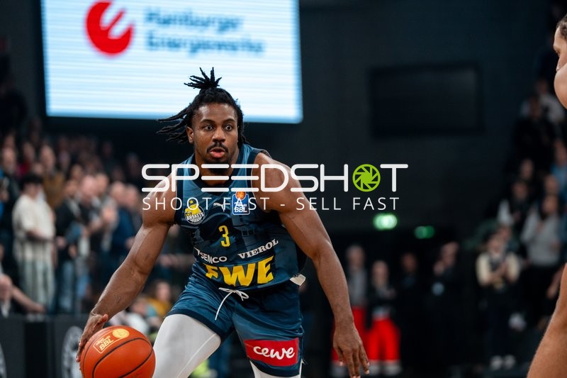 Christopher Clemons (3; EWE Baskets Oldenburg) in Aktion