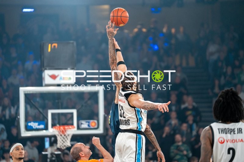 Spielaktion mit Zacharie Perrin (52; Veolia Towers Hamburg) und Nicholas Tischler (11; EWE Baskets Oldenburg)