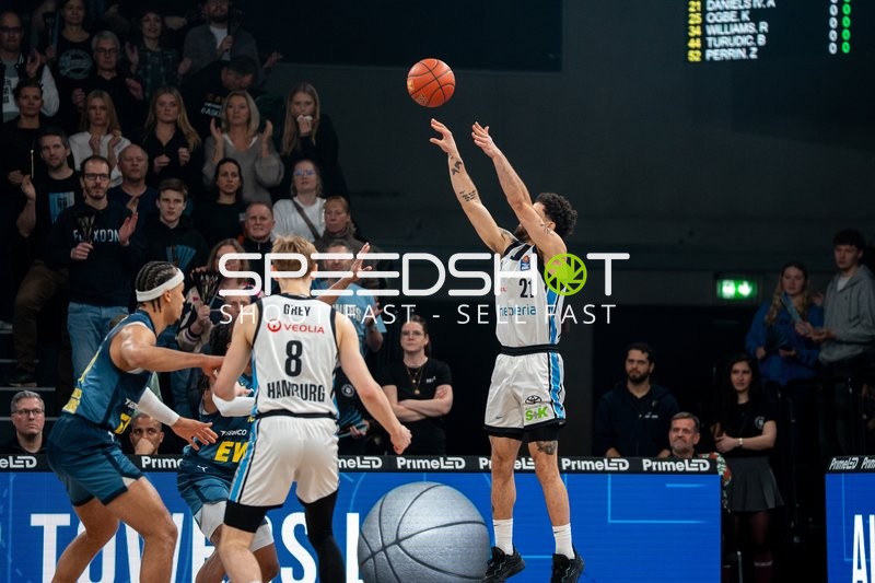 Devon Daniels (21; Veolia Towers Hamburg) wirft den Ball