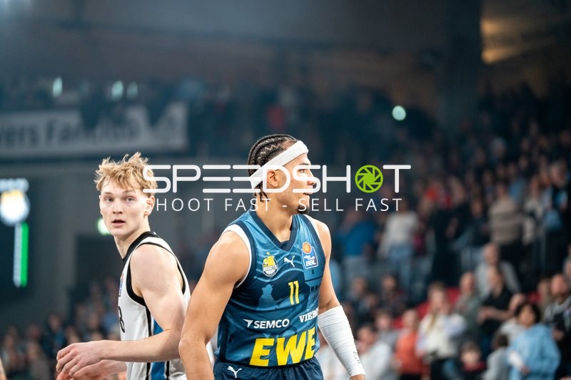 Szene mit Jared Grey (8; Veolia Towers Hamburg) und Nicholas Tischler (11; EWE Baskets Oldenburg)