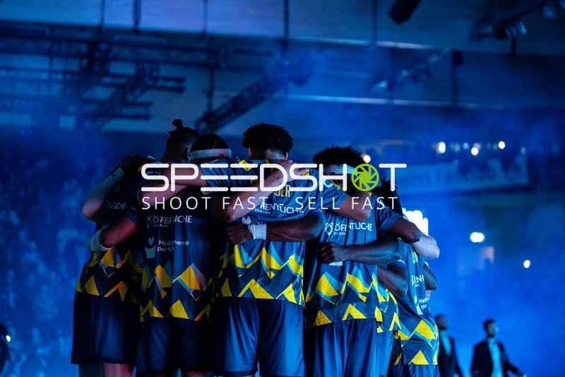 Jubel von Christopher Clemons (3; EWE Baskets Oldenburg) und Teamkollegen