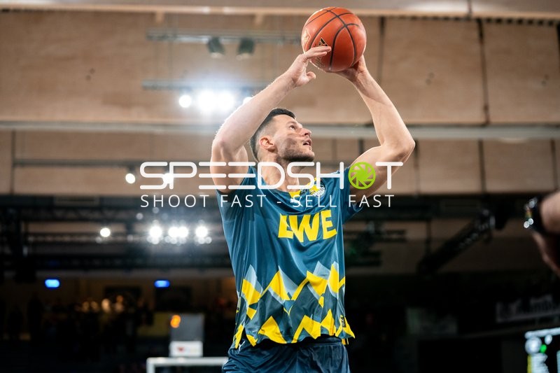 Filip Stanic (65; EWE Baskets Oldenburg) in Aktion