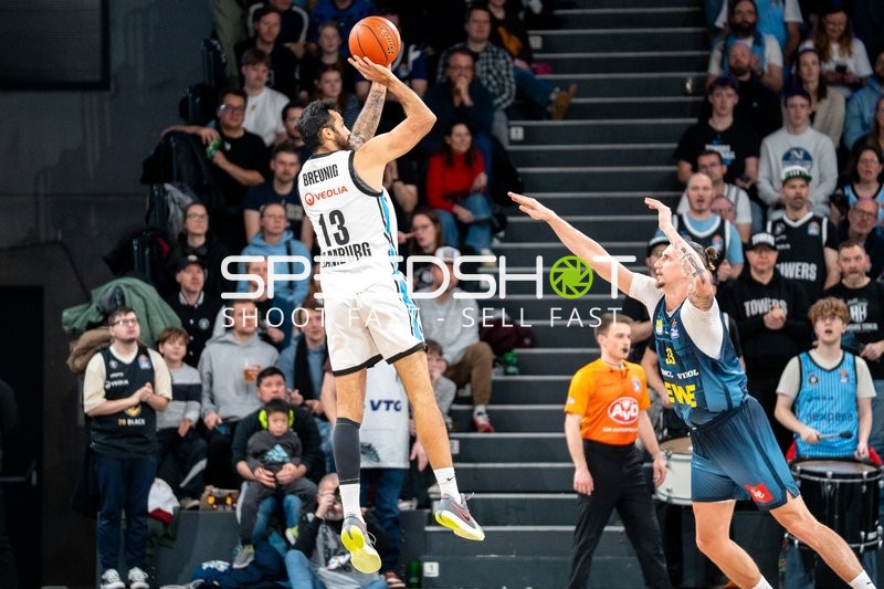 Martin Breunig (13; Veolia Towers Hamburg) mit Wurf gegen 33; EWE Baskets Oldenburg in Verteidigung