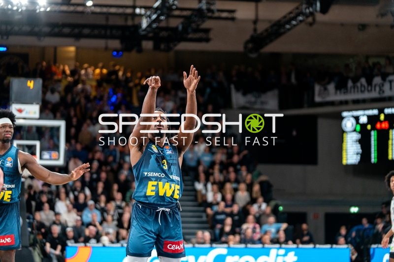 Christopher Clemons (3; EWE Baskets Oldenburg) mit Wurf