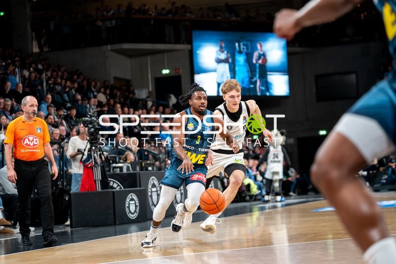 Jared Grey (8; Veolia Towers Hamburg) und Christopher Clemons (3; EWE Baskets Oldenburg) in Aktion