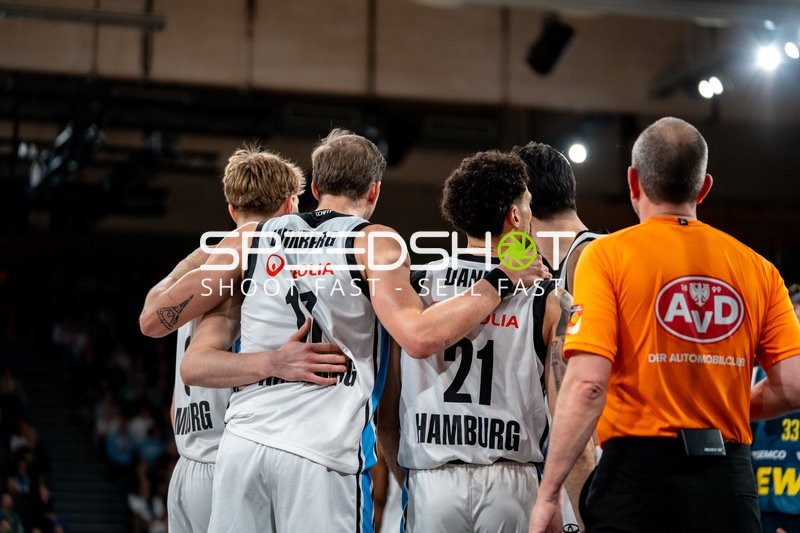 Szene mit Jan Niklas Wimberg (17; Veolia Towers Hamburg), Martin Breunig (13; Veolia Towers Hamburg) und Devon Daniels (21; Veolia Towers Hamburg)