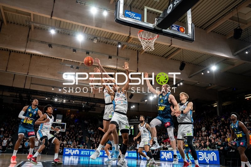 Szene mit Kenneth Ogbe (25; Veolia Towers Hamburg) und Seth Hinrichs (21; EWE Baskets Oldenburg)