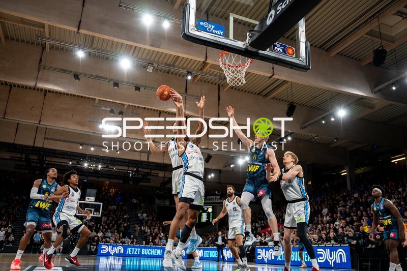 Spielaktion mit Martin Breunig (13; Veolia Towers Hamburg) und Seth Hinrichs (21; EWE Baskets Oldenburg)