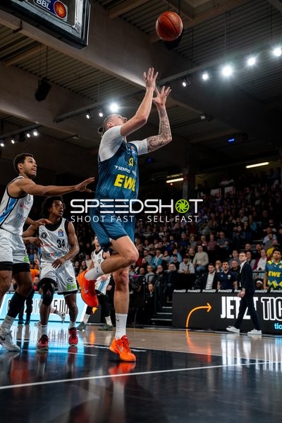 Kenneth Ogbe (25; Veolia Towers Hamburg) und Ross Williams (34; Veolia Towers Hamburg) in Aktion