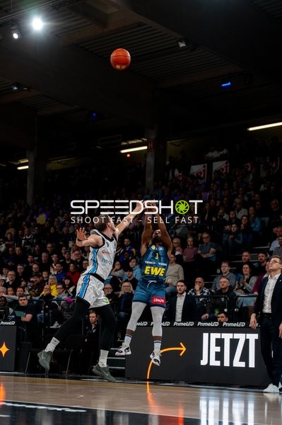 Christopher Clemons (3; EWE Baskets Oldenburg) mit Wurf gegen Osaro Jurgen Rich (3; Veolia Towers Hamburg)