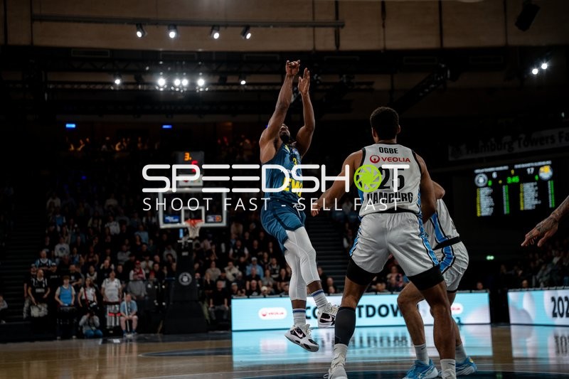 Christopher Clemons (3; EWE Baskets Oldenburg) mit Wurf