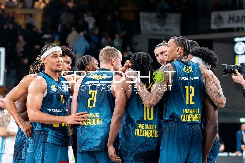 Szene mit Nicholas Tischler (11; EWE Baskets Oldenburg) und Colin Schroeder (29; EWE Baskets Oldenburg)