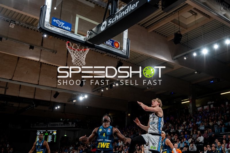 Spielaktion mit Jared Grey (8; Veolia Towers Hamburg) und Brian Fobbs (4; EWE Baskets Oldenburg)