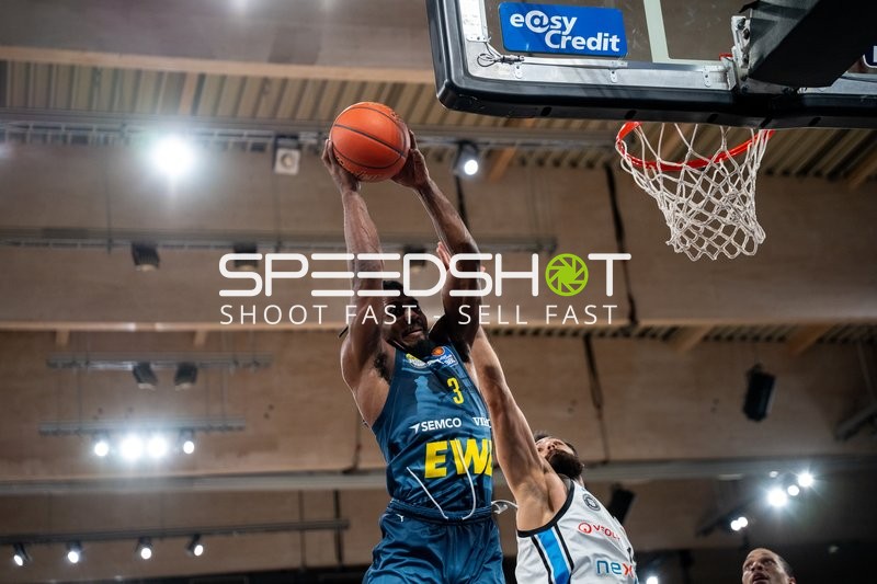Spielaktion mit Christopher Clemons (3; EWE Baskets Oldenburg)