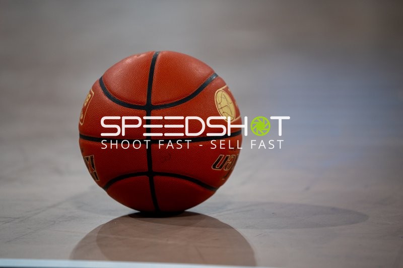 Basketball-Ball auf Spielfeld