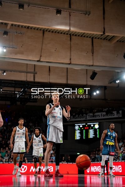 Spielaktion mit Zsombor Maronka (5; Veolia Towers Hamburg) und Christopher Clemons (3; EWE Baskets Oldenburg)