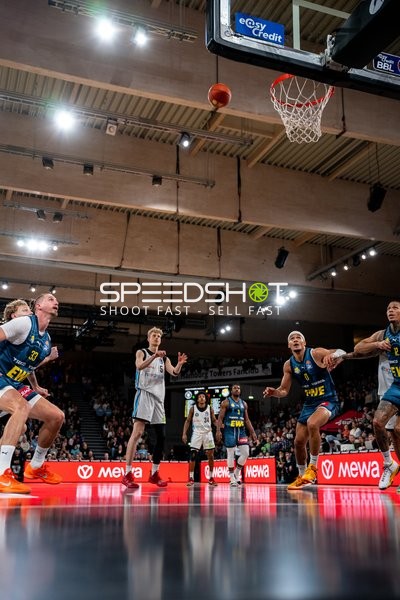 Spielaktion mit Michale Kyser (12; EWE Baskets Oldenburg) und Zsombor Maronka (5; Veolia Towers Hamburg)