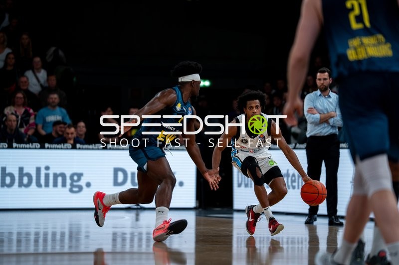 Spielaktion mit Ross Williams (34; Veolia Towers Hamburg) und Brian Fobbs (4; EWE Baskets Oldenburg)