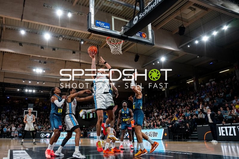 Spielaktion mit Nelson Martin (10; Veolia Towers Hamburg) am Korb