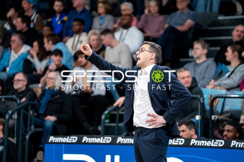 Christopher Clemons (3; EWE Baskets Oldenburg) am Spielfeldrand