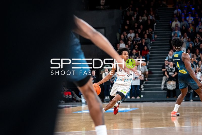 Spielaktion mit Ross Williams (34; Veolia Towers Hamburg)