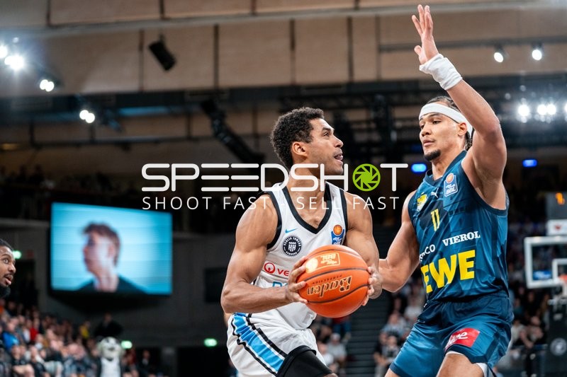 Spielaktion mit Kenneth Ogbe (25; Veolia Towers Hamburg) und Nicholas Tischler (11; EWE Baskets Oldenburg)