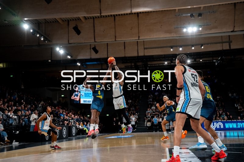 Spielaktion mit Leonard Thorpe Jr. (2; Veolia Towers Hamburg)