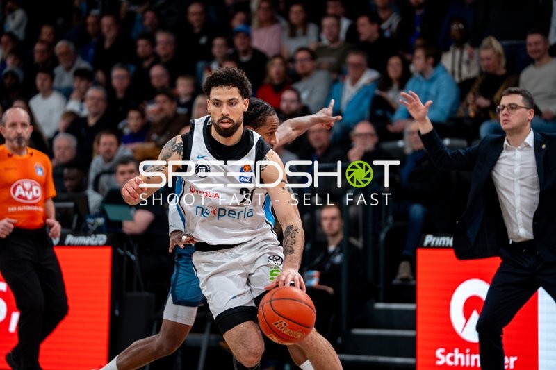 Spielaktion mit Devon Daniels (21; Veolia Towers Hamburg)