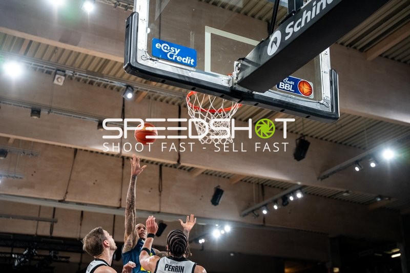 Spielaktion mit Zacharie Perrin (52; Veolia Towers Hamburg) und James Woodard (10; EWE Baskets Oldenburg)