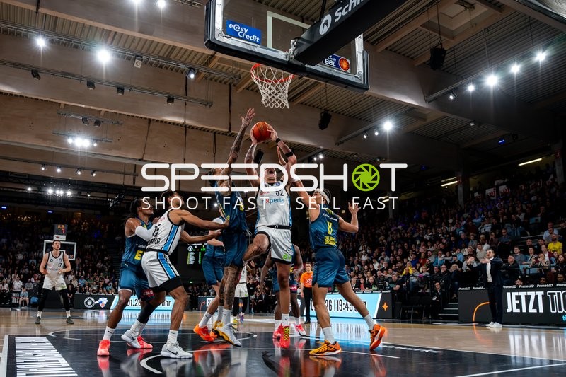 Spielaktion mit Zacharie Perrin (52; Veolia Towers Hamburg) am Korb