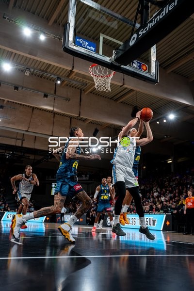 Spielaktion mit Michale Kyser (12; EWE Baskets Oldenburg)