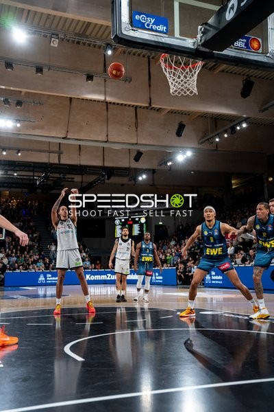 Spielaktion mit Michale Kyser (12; EWE Baskets Oldenburg) und Zacharie Perrin (52; Veolia Towers Hamburg)
