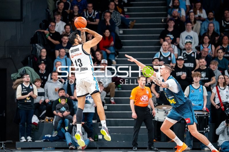 Spielaktion mit Martin Breunig (13; Veolia Towers Hamburg) und Dakarai Tucker (7; EWE Baskets Oldenburg)