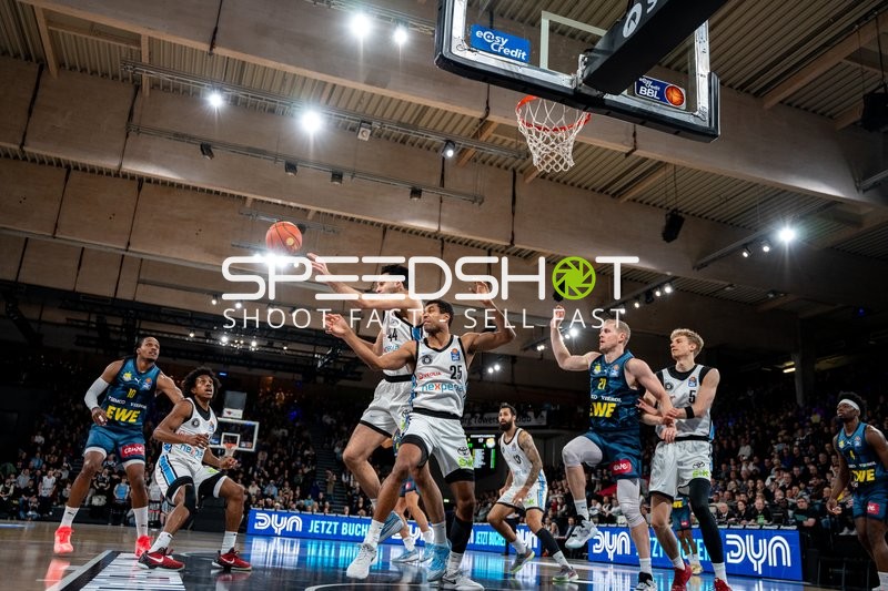 Spielaktion mit Seth Hinrichs (21; EWE Baskets Oldenburg) und Zsombor Maronka (5; Veolia Towers Hamburg)