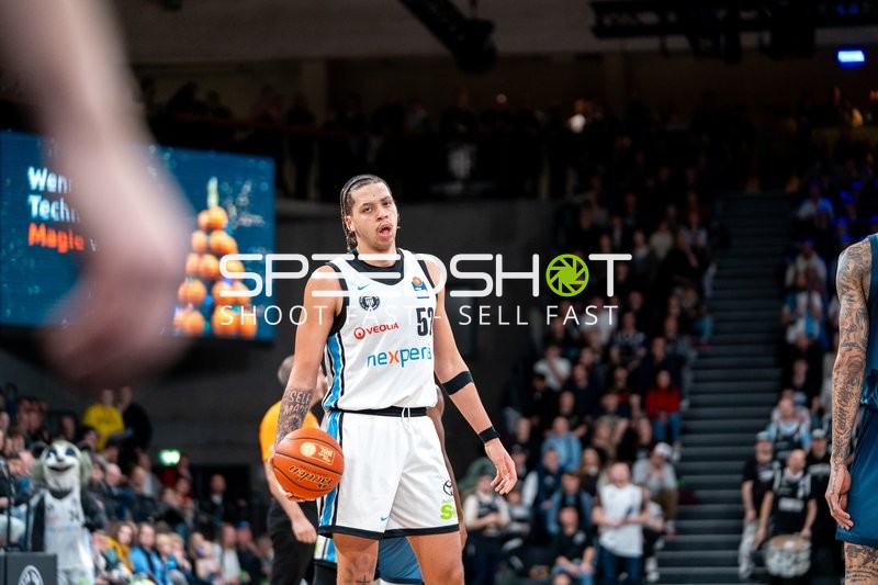 Zacharie Perrin (52; Veolia Towers Hamburg) in Aktion