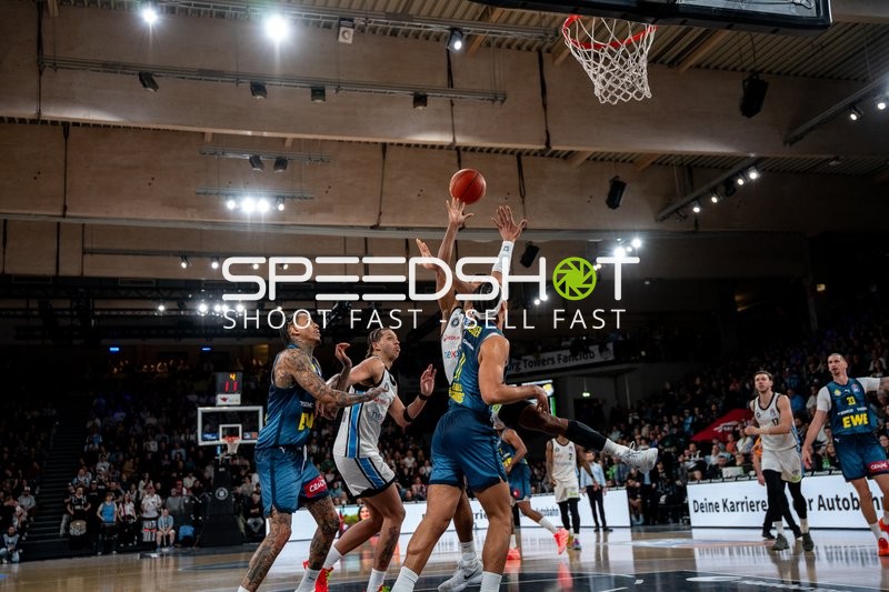 Spielaktion mit Michale Kyser (12; EWE Baskets Oldenburg) und Zacharie Perrin (52; Veolia Towers Hamburg)