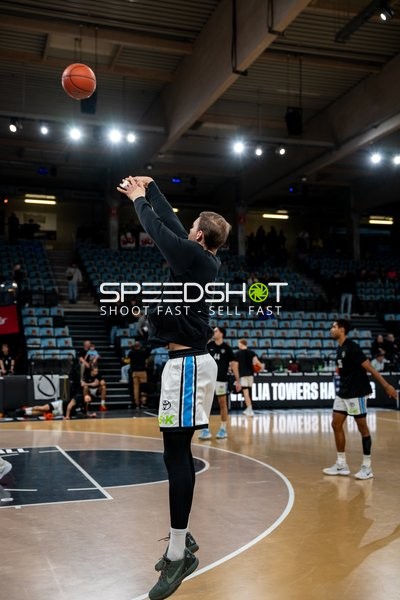 Spieler von EWE Baskets Oldenburg beim Aufwärmen