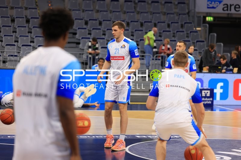 Lorenz Brenneke (21; Frankfurt Skyliners) und Radii Caisin (16; Frankfurt Skyliners) in Aktion